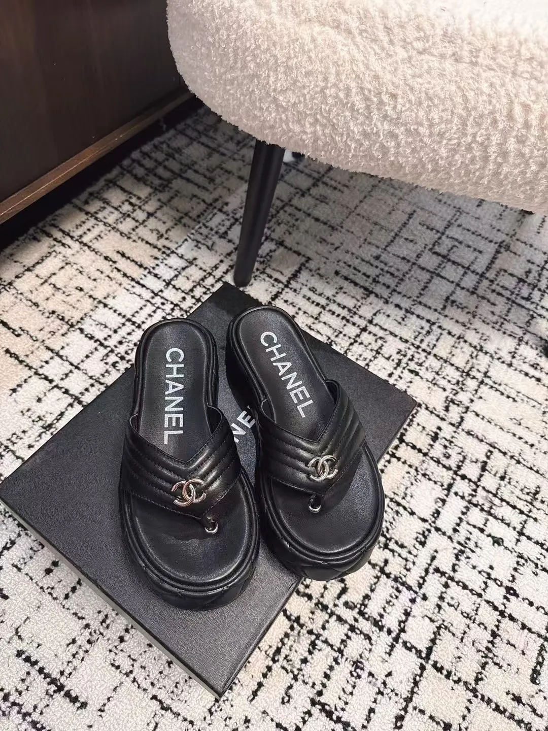 👟👟Ex-factory price 502👟👟 High version Chanel new color thick-soled slippers, easy to wear and versatile, must-have high-end tool shoes in summer, upper lambskin & customized denim, lining calfskin, original outsole Size: 35-39 (customized for 40, non-refundable)